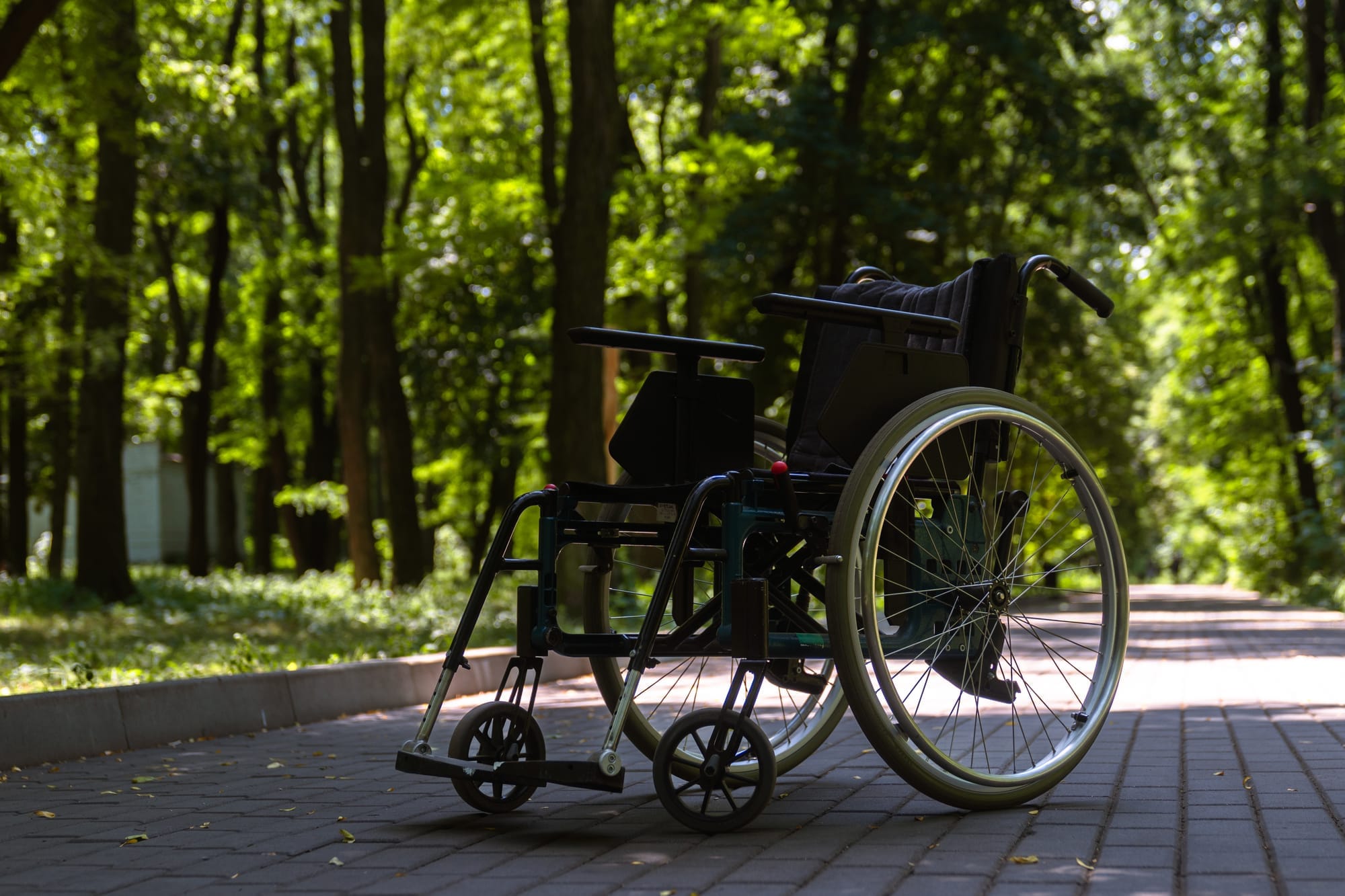 What Are the Differences in Motors and Battery Range for These Carbon Fiber Wheelchairs